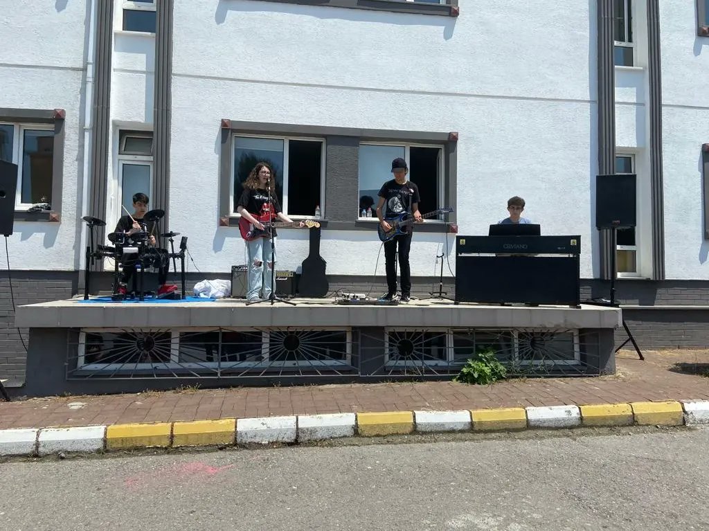 burakboraal's tweet photo. Yıl sonu etkinlikleri kapsamında öğrencilerimiz görsel sanatlar alanındaki hünerlerini BBAL Sanat Sergisi ile müzik alanlarındaki performanslarını BBAL Genç Müzisyenler 2 performansı ile gösterdiler. https://t.co/Z4AA3PJJmL