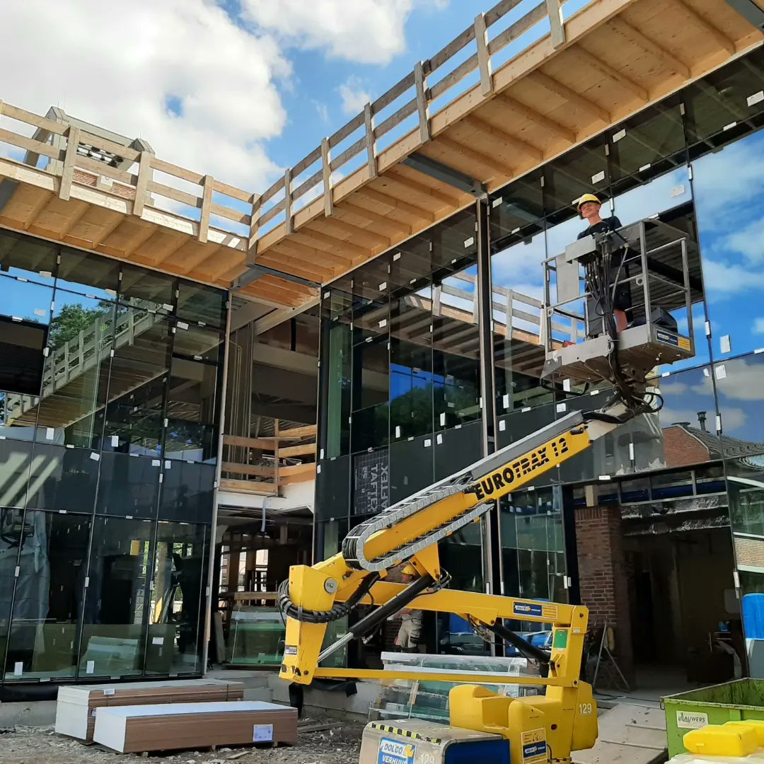 Zaterdag 18 juni is het De dag van de bouw! Kom een kijkje nemen op de bouwplaats aan het Raadhuisplein 4 in Ermelo tussen 10.00 en 14.00 uur. PRINS BOUW realiseert daar de aanbouw en renovatie van de nieuwe Dialoog.