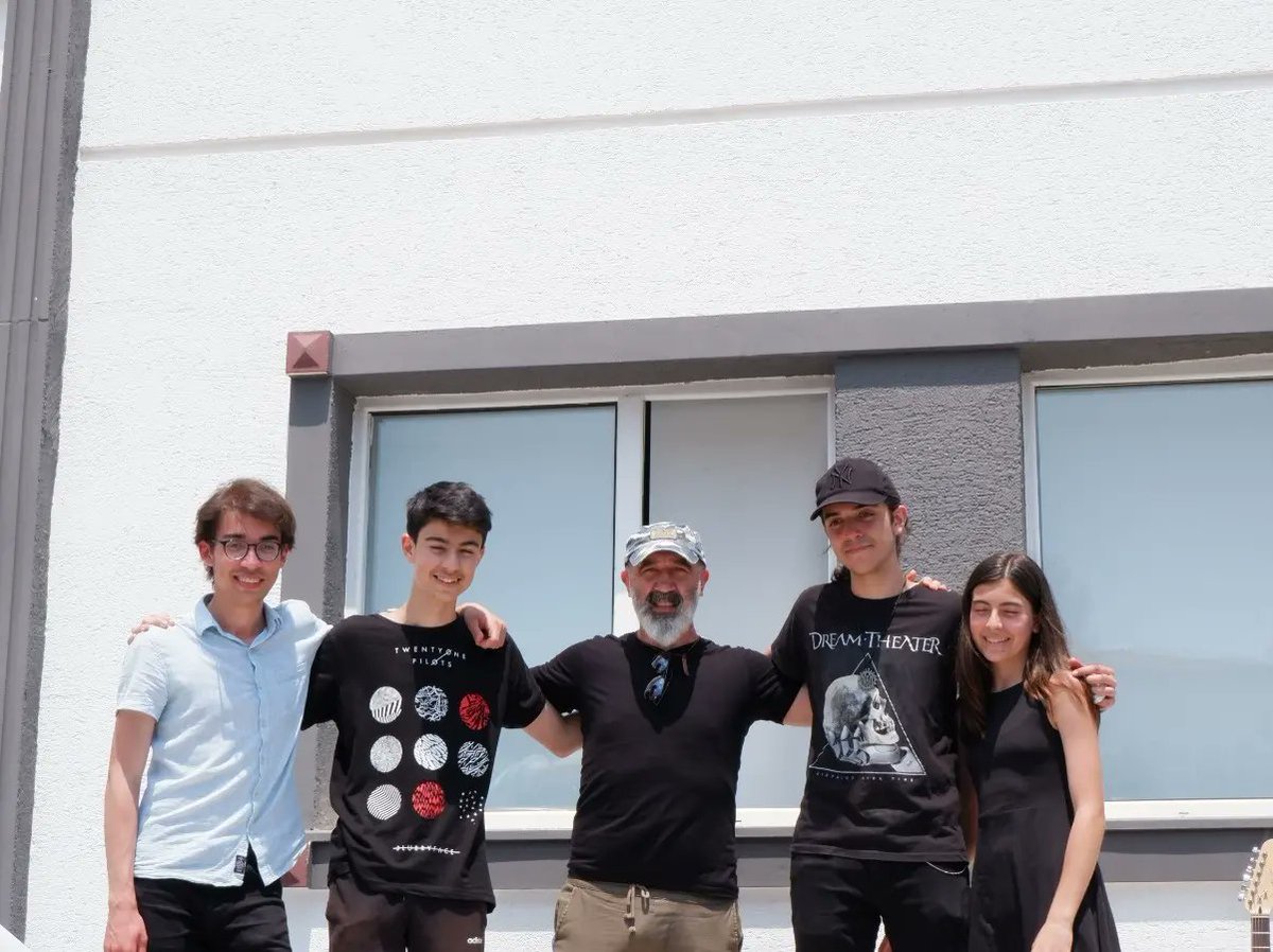 Yıl sonu etkinlikleri kapsamında öğrencilerimiz görsel sanatlar alanındaki hünerlerini BBAL Sanat Sergisi ile müzik alanlarındaki performanslarını BBAL Genç Müzisyenler 2 performansı ile gösterdiler.