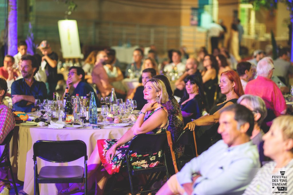 Le 23 juillet au Festival des <a href="/VinsAniane/">@Vins_Aniane</a> 11 artistes et 31 vignerons nous offriront un moment unique, celui de la Vente aux Enchères caritative qui aura lieu lors du Grand Dîner du Festival.
Les fonds seront reversés à la Plate Forme Humanitaire et de Solidarité de l'Hérault ⤵️