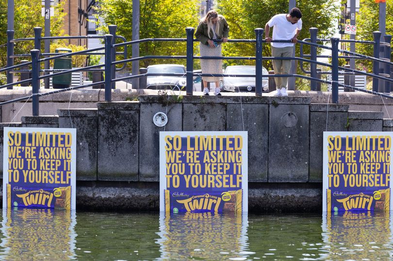 theparkagency's tweet photo. Check out our submerged poster ads for the launch of the new limited edition #Cadbury #CaramelTwirl. The ads were only revealed as the tide went out and resulted in shot of the week for the #EveningStandard
#brandproof #experientialPR #creativeadvertising #controlthehype https://t.co/tvMsWeIRCW