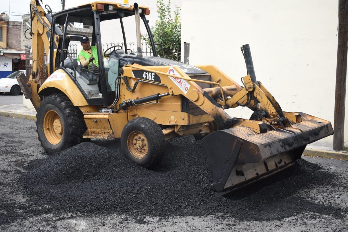 GobCoacalco2022's tweet photo. #ProgramaPermanenteDeBacheo 🚧 Personal de #ServiciosPúblicos continúa realizando labores de bacheo en distintos puntos del municipio, en esta ocasión se desarrolló en la calle Tabacos en la colonia Villa de las Flores.👷🏻‍♀️👷🏻 https://t.co/FdsGearUqk