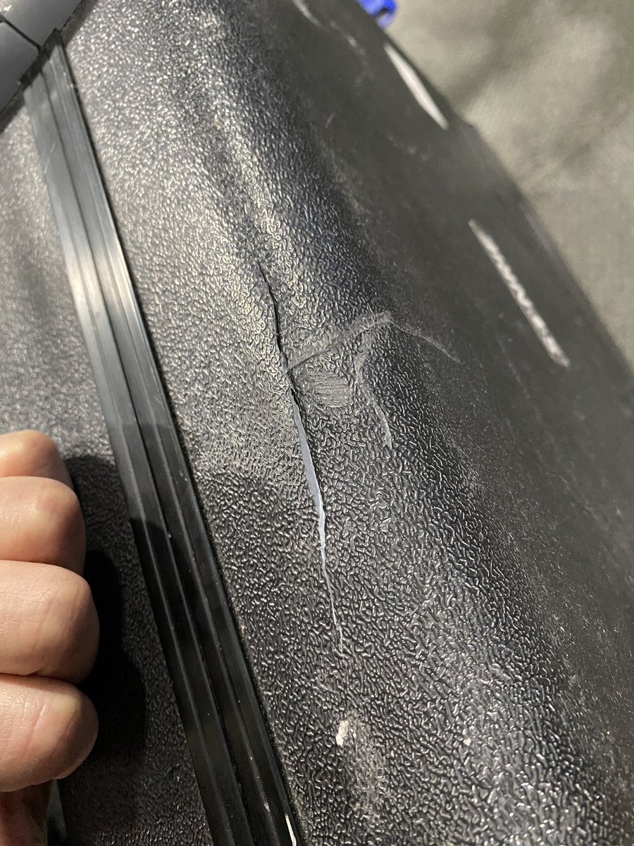 Ana Rizo (@anarizomusic) on Twitter photo El pasado 24 de mayo en mi vuelo Madrid-Cdmx <a href="/Aeromexico/">Aeroméxico</a> rompió el flight case de mi guitarra. Aún que compré un seguro de equipaje previniendo esto, <a href="/Aeromexico/">Aeroméxico</a> ni siquiera me contesta los mails.
Las únicas 2 veces que me han roto el case ha sido con ellos🤡
Ayuda! El pasado 24 de mayo en mi vuelo Madrid-Cdmx <a href="/Aeromexico/">Aeroméxico</a> rompió el flight case de mi guitarra. Aún que compré un seguro de equipaje previniendo esto, <a href="/Aeromexico/">Aeroméxico</a> ni siquiera me contesta los mails.
Las únicas 2 veces que me han roto el case ha sido con ellos🤡
Ayuda!