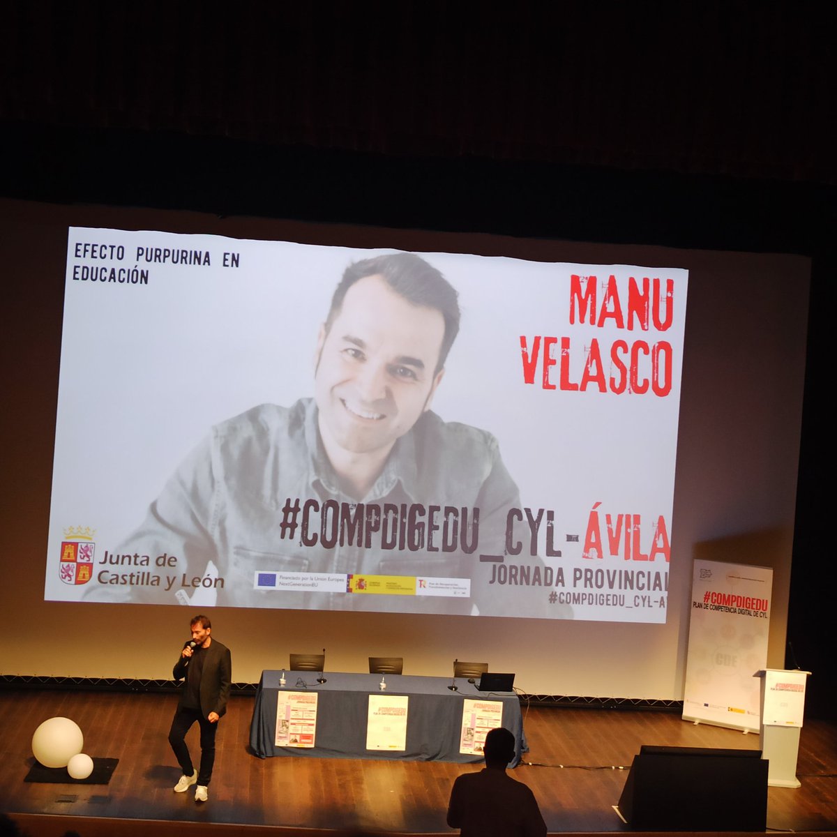 FuenteadajaCRA's tweet photo. Todo un lujo escuchar a @Manu___Velasco  en las jornada #compigedu_cyl_avila https://t.co/RcaWBdmbEG