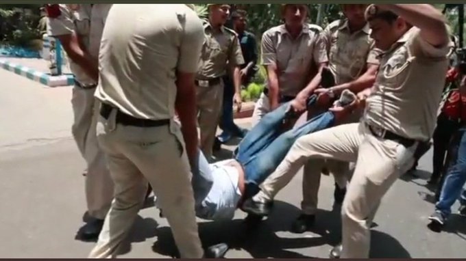 vikashshukla200's tweet photo. The image of Delhi Police. Everything should be remembered!
#ModiMustResign #अग्निवीर #ModiShamesIndia https://t.co/1r89XZH8OF