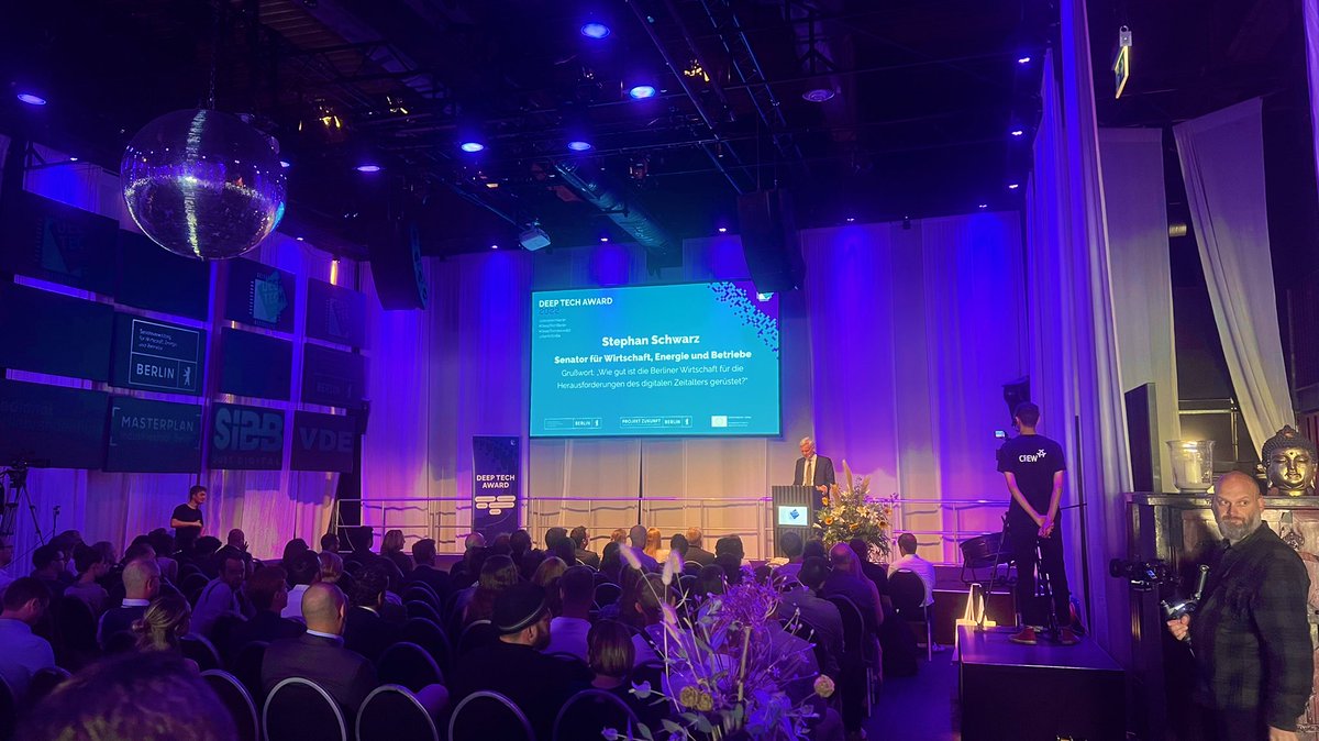 medianetbb's tweet photo. Wir sind heute bei der Verleihung des #DeepTechAward22, ausgelobt von der @SenWiEnBe! Das #medianet ist Medienpartner und für einen der Gewinner*innen haben wir auch einen Preis vorbereitet! @deeptechberlin https://t.co/rVMHUn3BE2