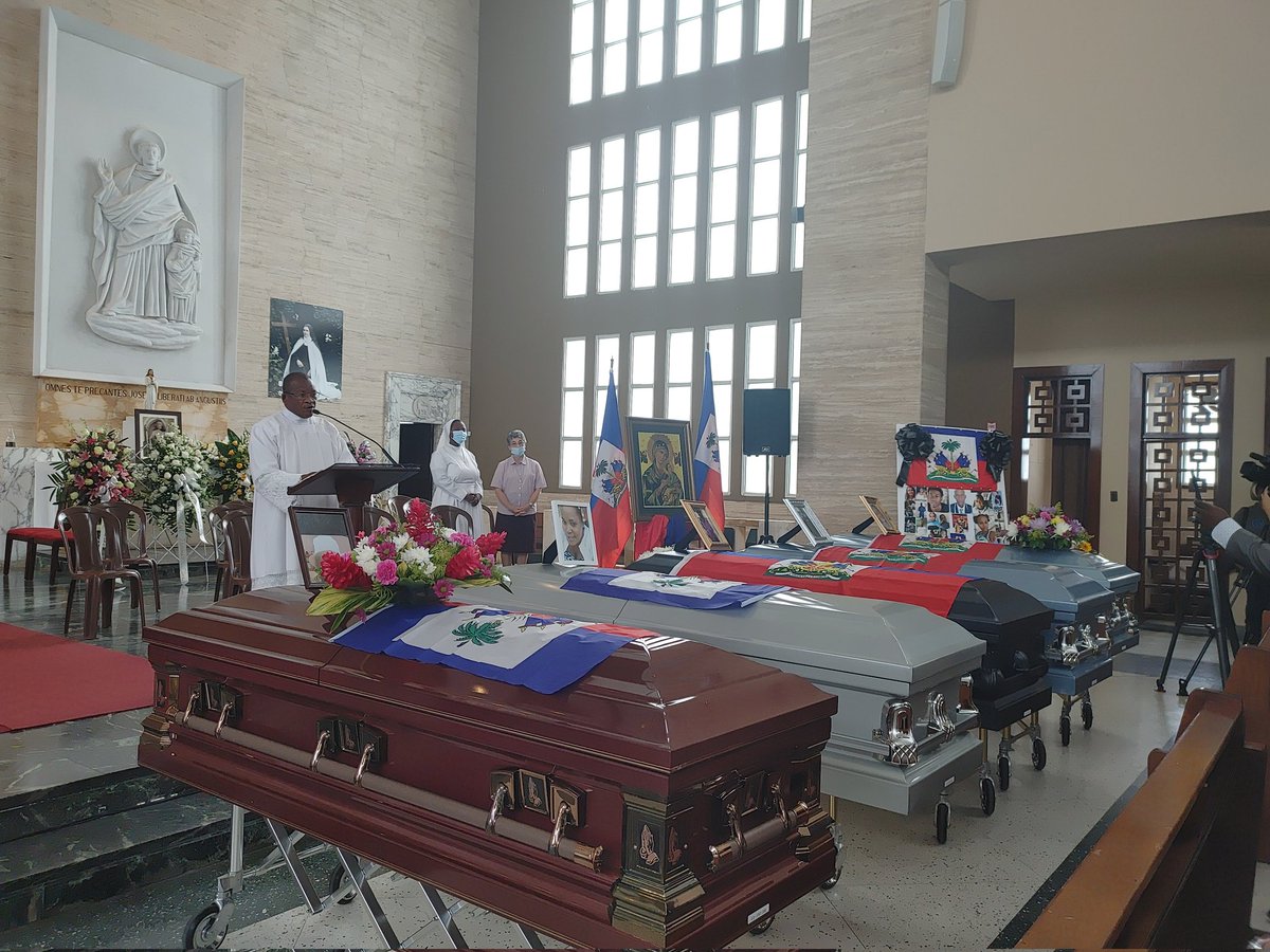 Today we pay honor to the Haitian migrants who lost their lives in search of "LIFE" off the coast of Puerto Rico.
11 young women and countless others who were not found.
#Haiti
I'm tired of burying my compatriots