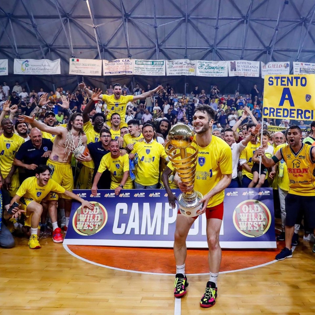 diego_monaldi's tweet photo. “ La cosa più importante è il finale, e questo funziona a meraviglia, anzi, è perfetto ! “ 🏆🥇💪🏻💛💙 #èsuccesso @scafatibasket69 https://t.co/8jpg1q1Ngs