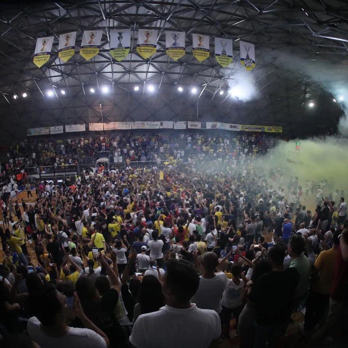 diego_monaldi's tweet photo. “ La cosa più importante è il finale, e questo funziona a meraviglia, anzi, è perfetto ! “ 🏆🥇💪🏻💛💙 #èsuccesso @scafatibasket69 https://t.co/8jpg1q1Ngs