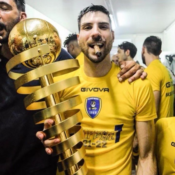 diego_monaldi's tweet photo. “ La cosa più importante è il finale, e questo funziona a meraviglia, anzi, è perfetto ! “ 🏆🥇💪🏻💛💙 #èsuccesso @scafatibasket69 https://t.co/8jpg1q1Ngs