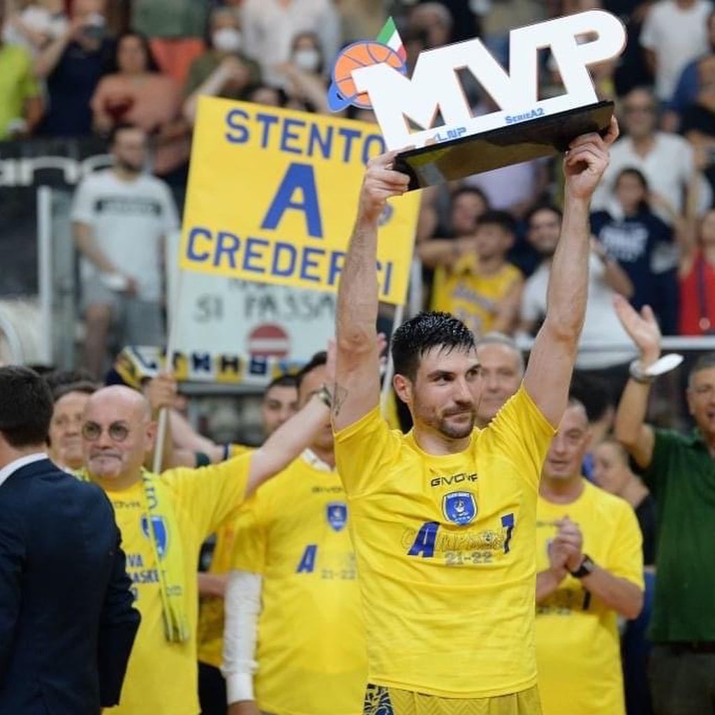 diego_monaldi's tweet photo. “ La cosa più importante è il finale, e questo funziona a meraviglia, anzi, è perfetto ! “ 🏆🥇💪🏻💛💙 #èsuccesso @scafatibasket69 https://t.co/8jpg1q1Ngs