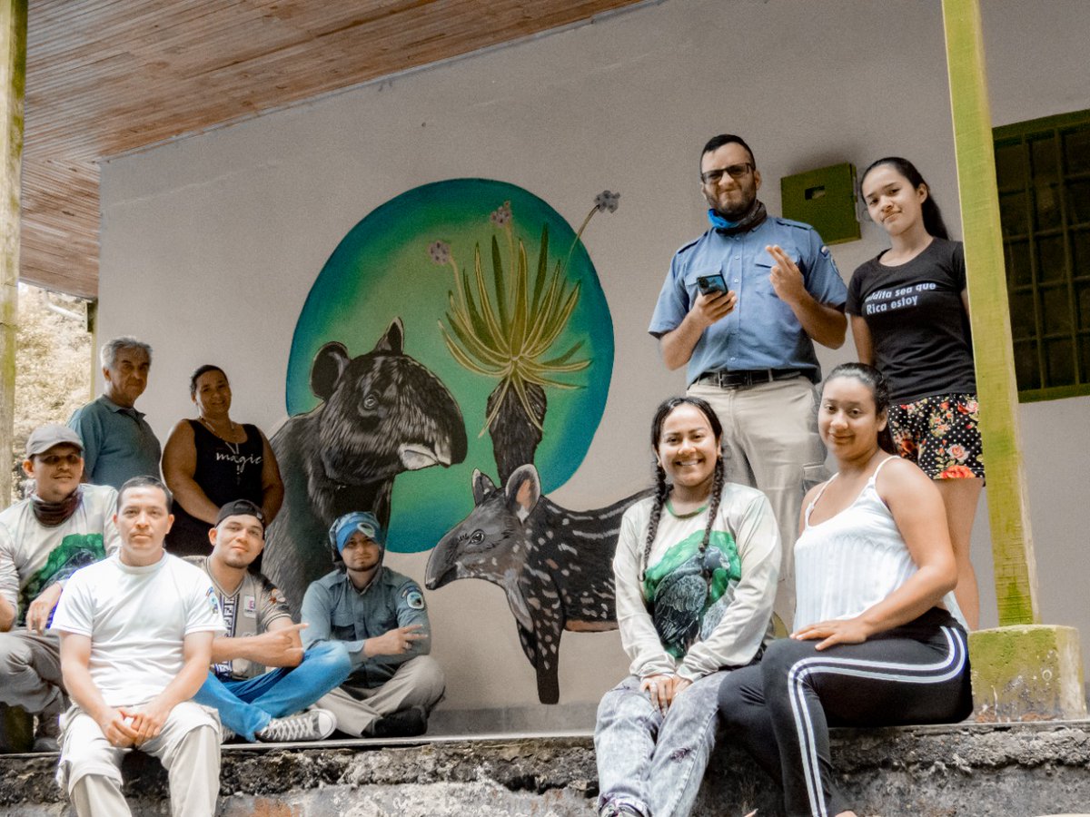 CAMHUILA's tweet photo. #EducaciónAmbiental 📚🐾🌳
En articulación con Biodiversidad y @ParquesColombia, realizamos un mural ambiental 🎨👩‍🎨de la #Danta (Tapirus pinchaque)🐾 en  #Iquira. 
Durante la jornada realizamos un charla 🗣️👥 ambiental sobre la importancia ecológica  como dispersor de semillas. https://t.co/ORlFU6UoMm
