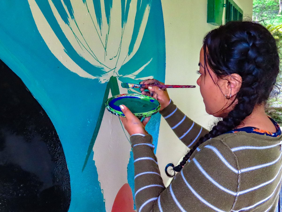 CAMHUILA's tweet photo. #EducaciónAmbiental 📚🐾🌳
En articulación con Biodiversidad y @ParquesColombia, realizamos un mural ambiental 🎨👩‍🎨de la #Danta (Tapirus pinchaque)🐾 en  #Iquira. 
Durante la jornada realizamos un charla 🗣️👥 ambiental sobre la importancia ecológica  como dispersor de semillas. https://t.co/ORlFU6UoMm