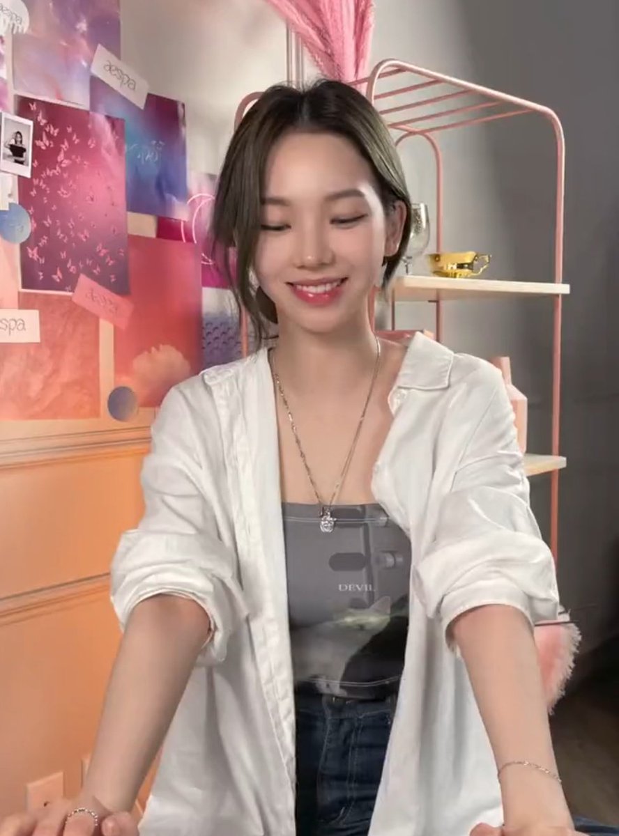 hourlykrn's tweet photo. everyone's dream girl https://t.co/jbZxEKw6Eh