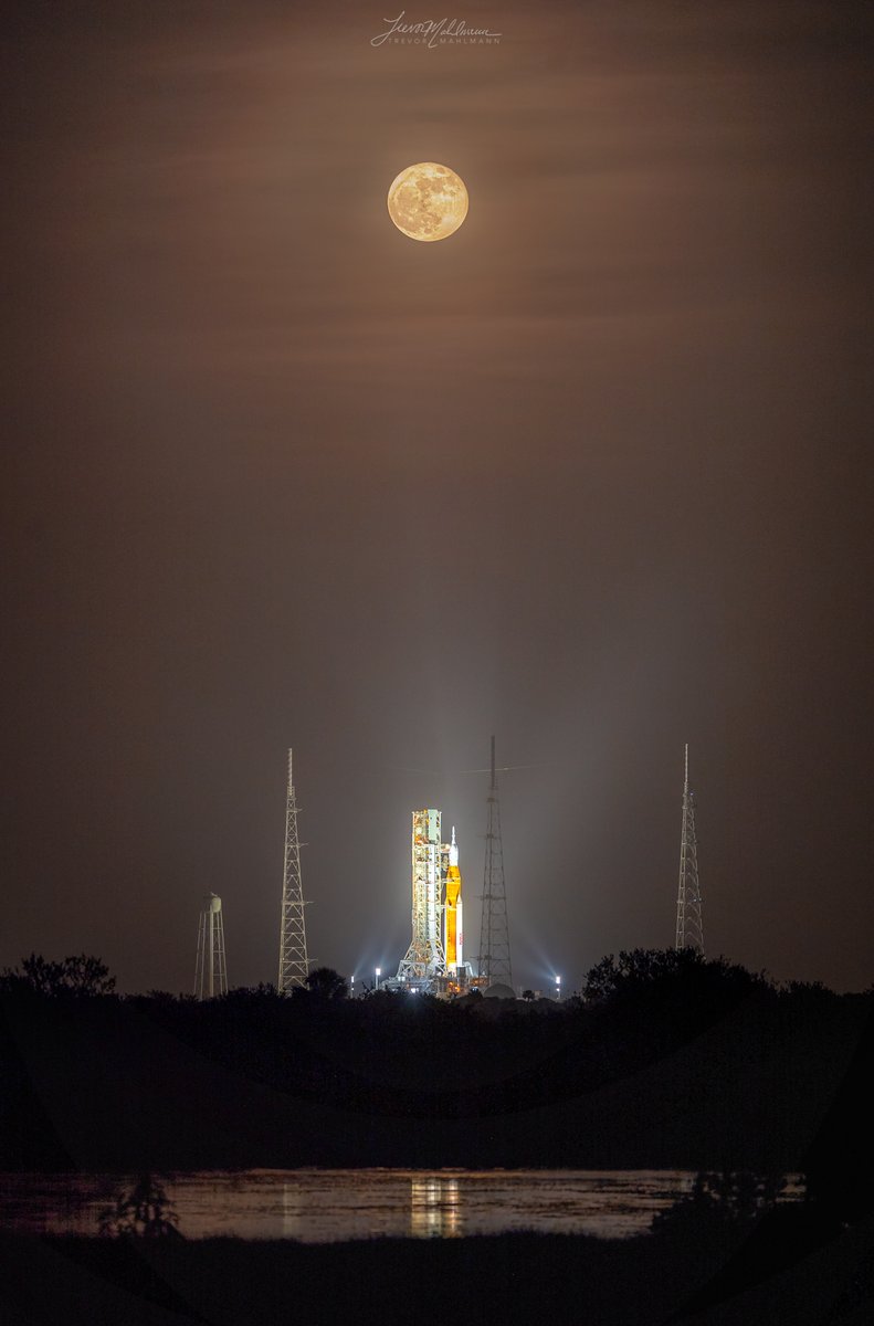 TrevorMahlmann's tweet photo. The full Strawberry moon rises over NASA's Space Launch System rocket in Florida🍓🚀🌌 https://t.co/vuEtrwMnsM
