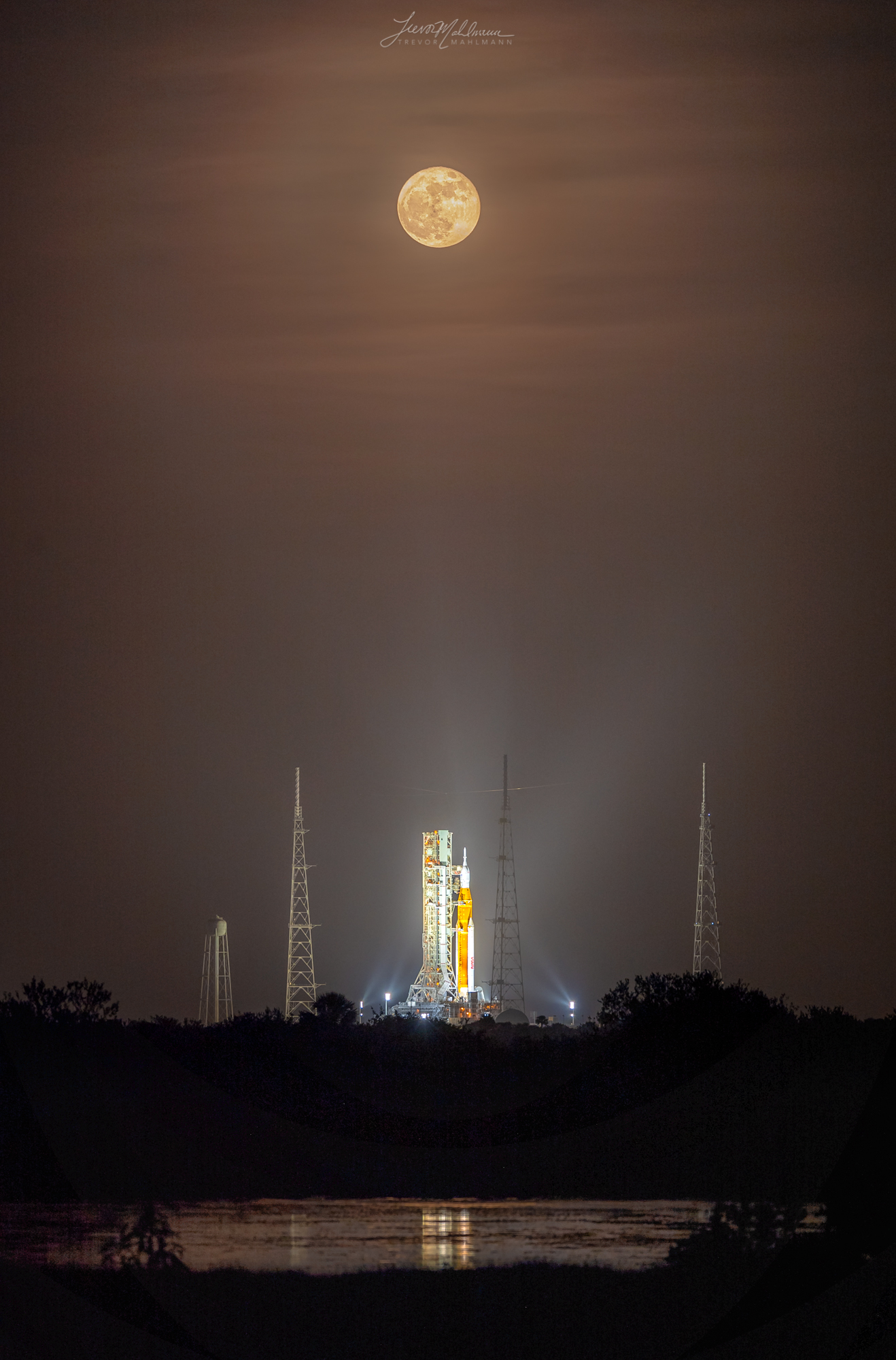 📸Trevor Mahlmann on Twitter "The full Strawberry moon rises over NASA