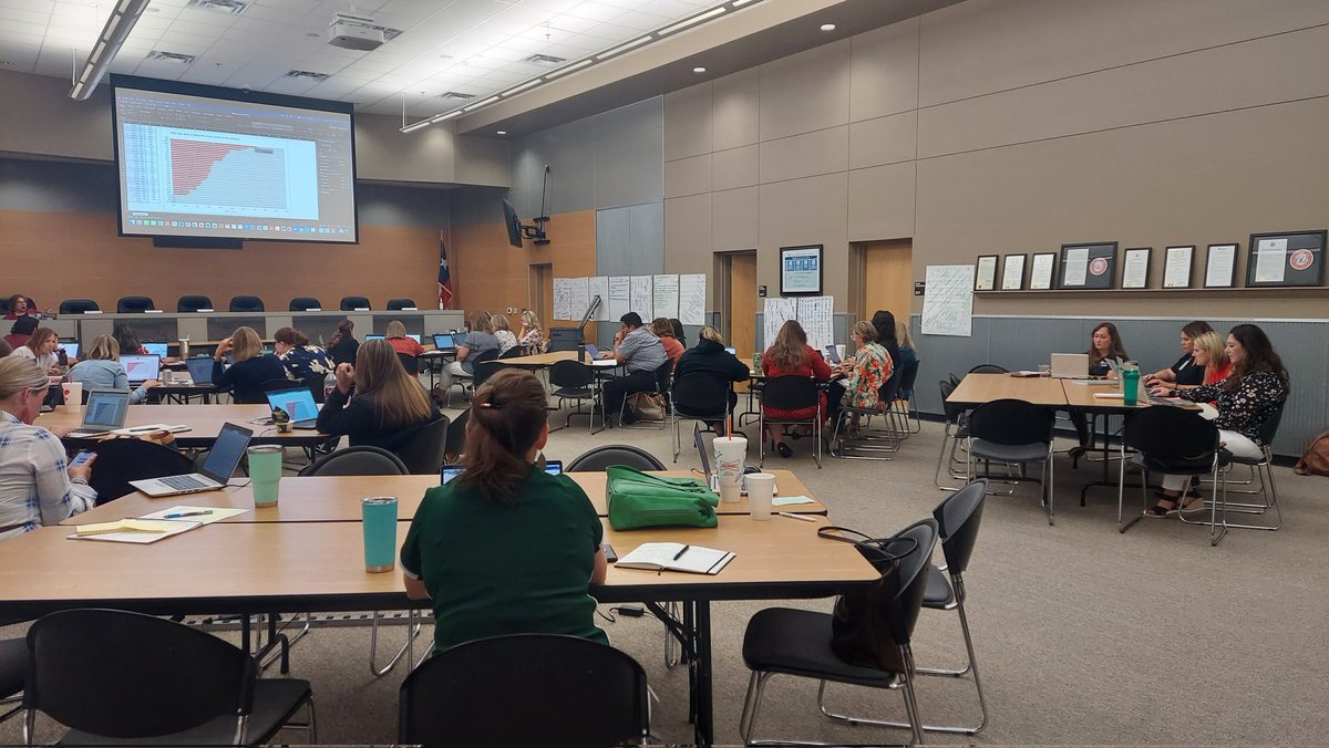 grueneakers's tweet photo. Presenting Data Effectively with @SheilaBRobinson @evergreendata 
📈📉📊 https://t.co/Ho7vqqYXGB