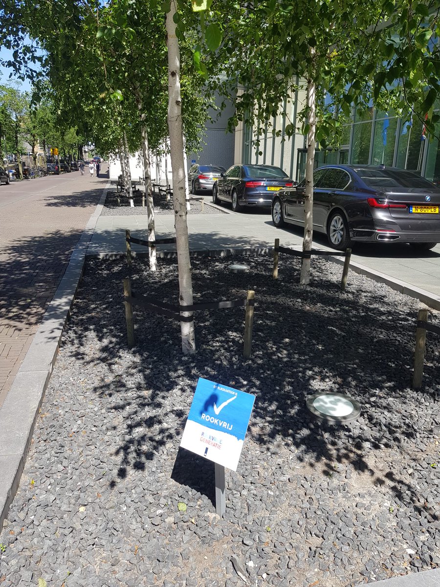 ZwerfvuilH's tweet photo. @MinOCW: 3 'plantsoenen', 9 berken, omgeven door plastic worteldoek, daarop stenen, want we willen GEEN WILDE PLANTJES, maar 533 SIGARETTENFILTERS zijn geen probleem, blijkbaar. @MinOCW, tijd voor over biodiversiteit?#plasticpeukmeuk #plasticbuttsmut #nofilterplease https://t.co/Bb3OeKjjE2