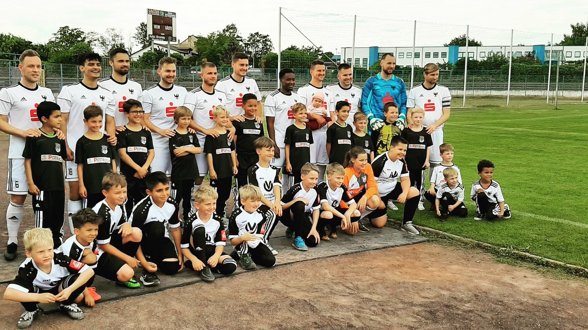 PreussenMD's tweet photo. Als kleines Highlight für unsere G-/F- sowie ein kleiner Teil unserer E-Junioren, durften sie mit unserer Mannschaft sowie den Gästen von @Romonta_Amsdorf und dem Schiedsrichtergespann auflaufen. Es gibt doch nichts schöneres als strahlenden Fusssballnachwuchs 🦅🥇🦅 https://t.co/BIhDaAObwV