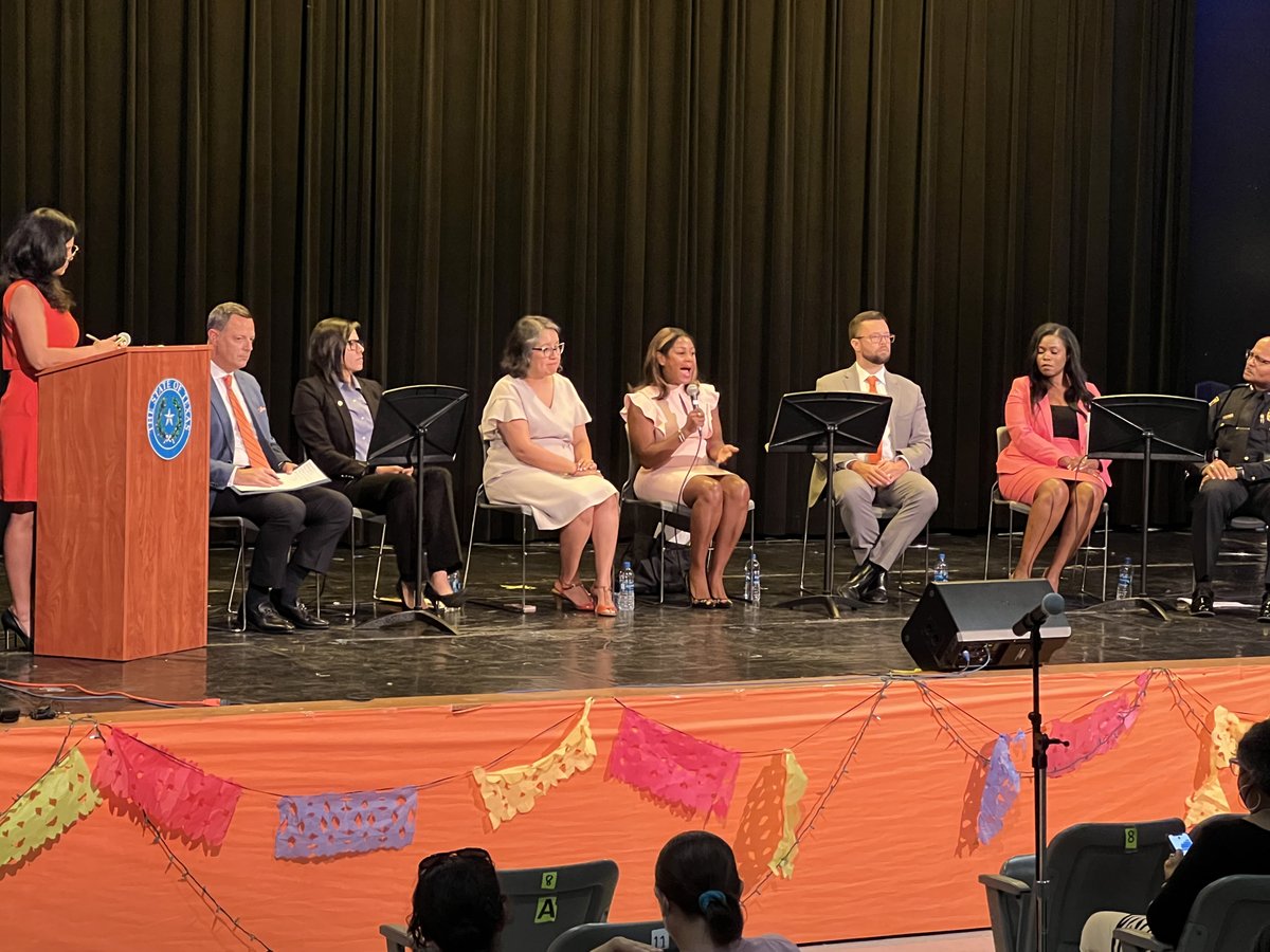 dallasschools's tweet image. Dallas ISD hosted a community conversation at Rosemont Lower on Tues. regarding school safety &amp;amp; curbing gun violence.

Thank you to TX House Reps. @RafaelAnchia &amp;amp; @jessicafortexas , @disdpolice Chief Lawton, district officials &amp;amp; to @Univision23DFW for making this event possible.