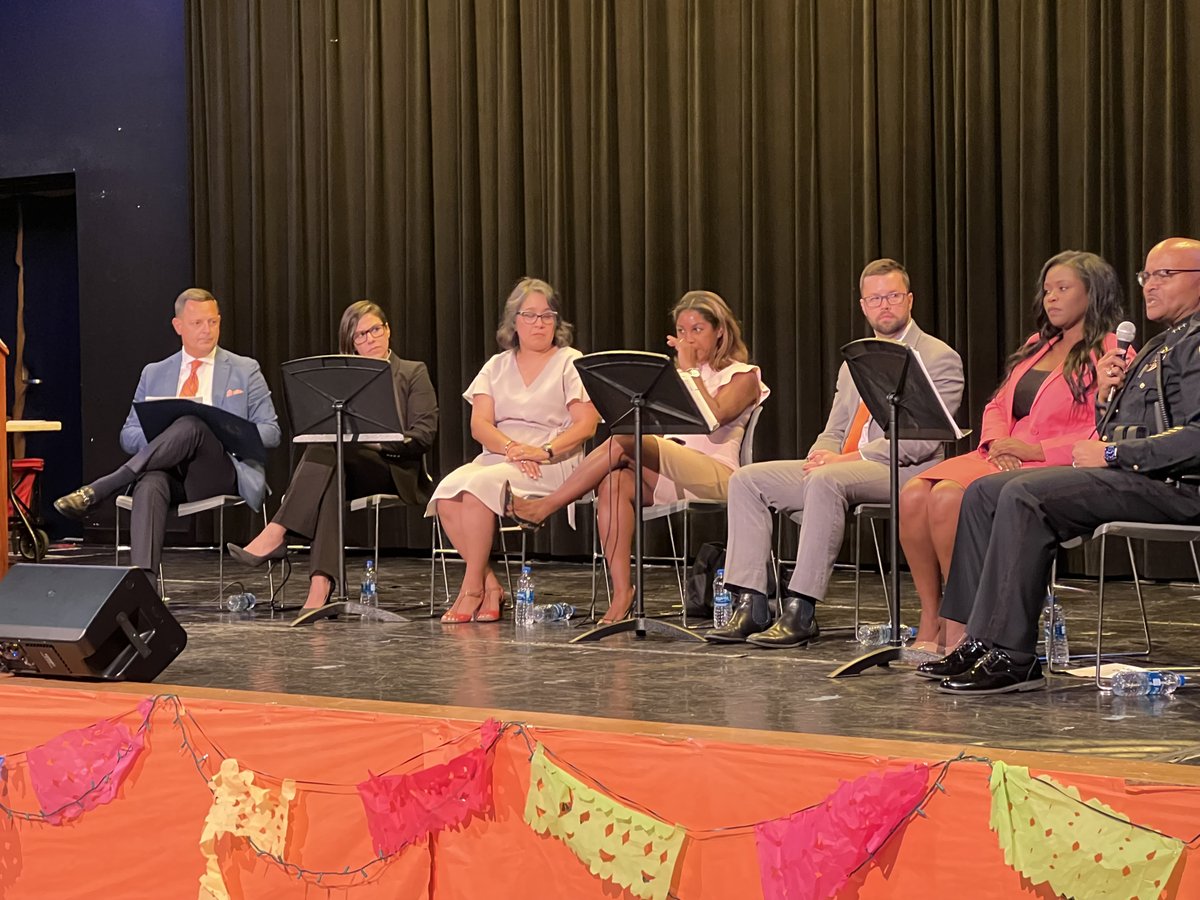 dallasschools's tweet image. Dallas ISD hosted a community conversation at Rosemont Lower on Tues. regarding school safety &amp;amp; curbing gun violence.

Thank you to TX House Reps. @RafaelAnchia &amp;amp; @jessicafortexas , @disdpolice Chief Lawton, district officials &amp;amp; to @Univision23DFW for making this event possible.