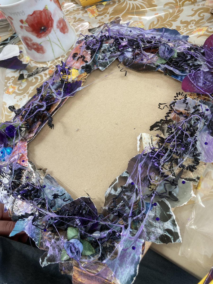 Great first session for Me, Myself &amp; Art today for <a href="/shawtrustwell/">Shaw Trust Wellbeing</a> ❤️ with support from an amazing Creatabot team! Beautiful frame completed by a participant - to be filled with collage through a workshop led by the awesome @zaracarpenter. #Medway #CreativeMedway <a href="/MedwayArts/">Medway Arts</a>