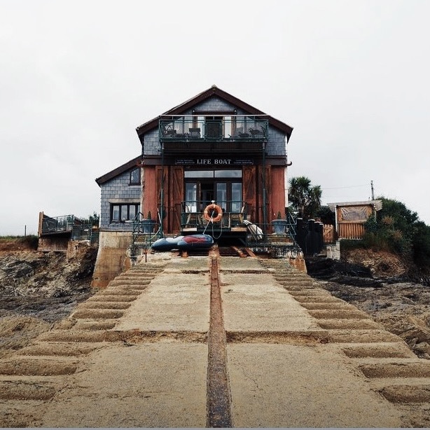 holidayownershub.co.uk/post/decoratin… 

This beach house interior design guide features gorgeous seaside ornaments and rustic coastal home decor.

#interiordesign #beachhouse #coastalliving #beachhome #homestyle #holidaycottages