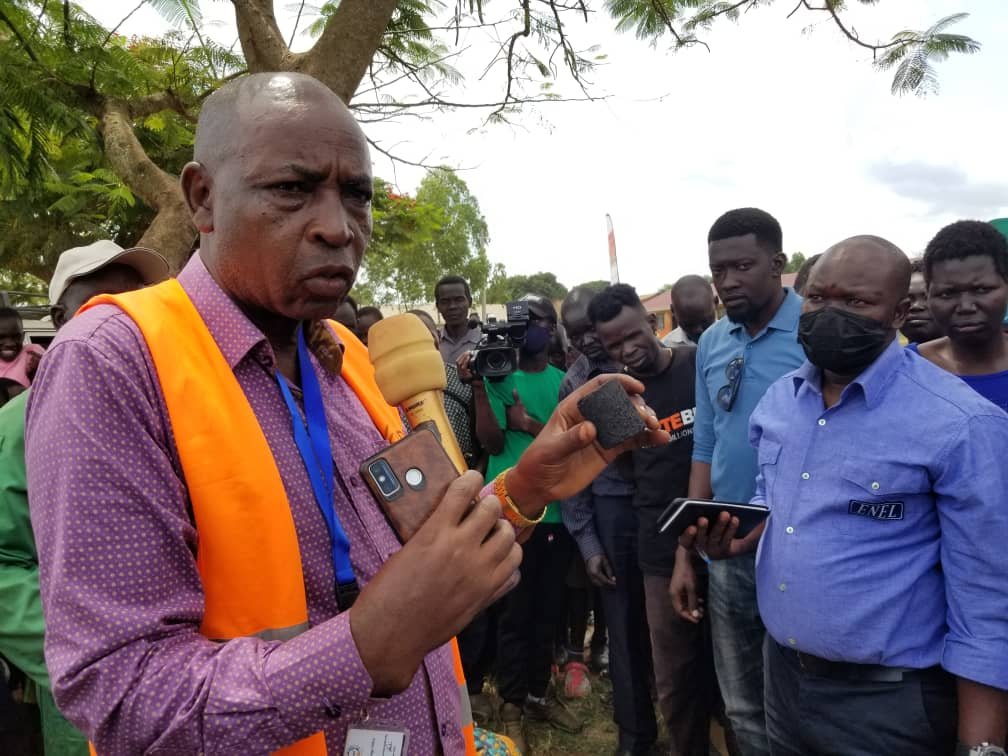 refugeelawproj's tweet photo. Yesterday we joined other partners in Kiryandongo to commemorate #WorldEnvironmentDay2022 The community was encouraged to adopt the use of energy saving stoves for efficient use of firewood. Those with land were encouraged pick seedlings from the different partners. https://t.co/ErqgtnlEim