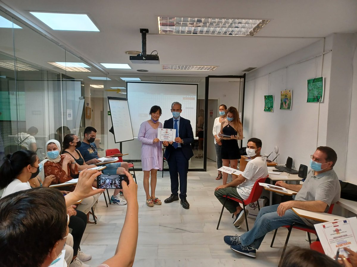 Luismsicluna's tweet photo. En #CEPI de Chamartín también estamos terminando el curso de aprendizaje del #español. La @ComunidadMadrid está impulsando la actividad en estos centros para favorecer la integración y facilitar la inserción laboral. #Madrid, Región #Acogedora en la que nadie se siente extranjero https://t.co/d5WV9L51Sy