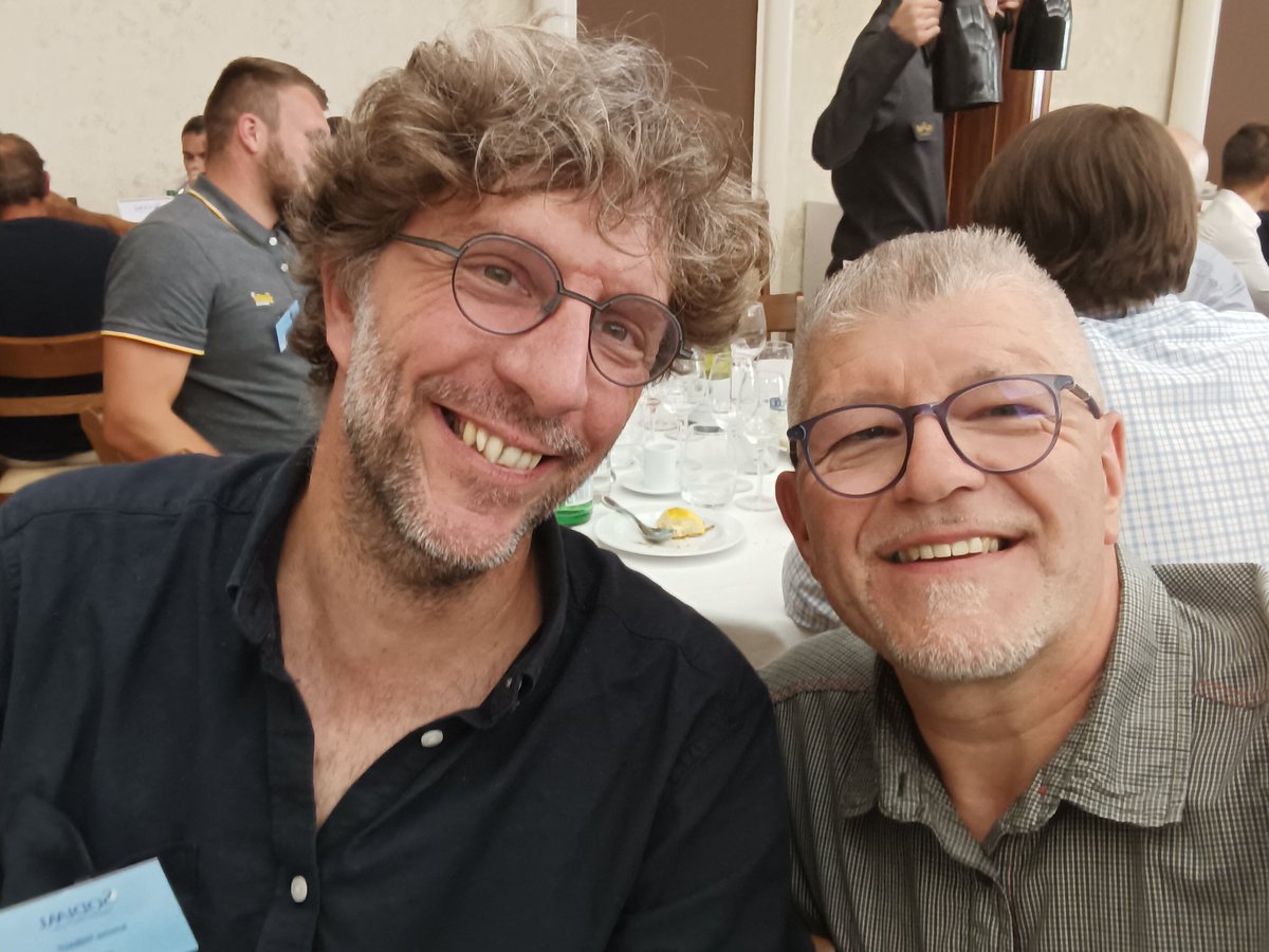 franck_fllhm's tweet photo. Aujourd'hui journée des selfies 
@AgriSkippy 
@c_eysseric 
#JorgeBoucas et les collègues de la section #SSATS ( section des salariés associés des territoires sodiaal 
@SodiaalCoop 
#FrAgTw  et recontre aussi avec @MaLuherne56 et je n'ai pas pu rencontrer @ChLambert_FNSEA présente https://t.co/qKKyzuT9uw