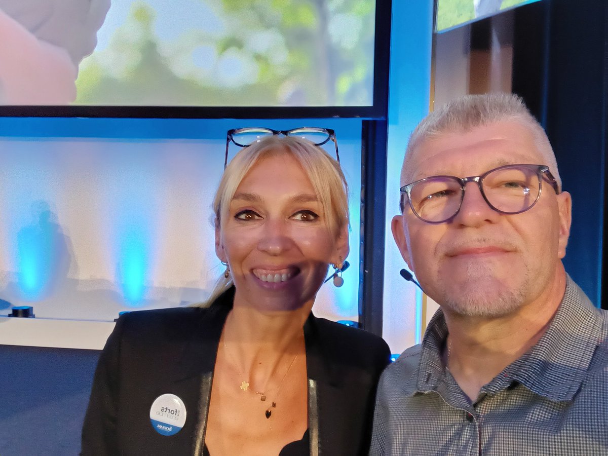 franck_fllhm's tweet photo. Aujourd'hui journée des selfies 
@AgriSkippy 
@c_eysseric 
#JorgeBoucas et les collègues de la section #SSATS ( section des salariés associés des territoires sodiaal 
@SodiaalCoop 
#FrAgTw  et recontre aussi avec @MaLuherne56 et je n'ai pas pu rencontrer @ChLambert_FNSEA présente https://t.co/qKKyzuT9uw