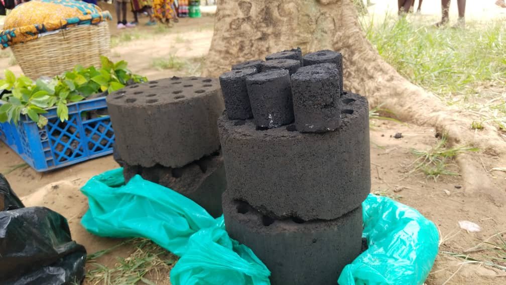 refugeelawproj's tweet photo. Yesterday we joined other partners in Kiryandongo to commemorate #WorldEnvironmentDay2022 The community was encouraged to adopt the use of energy saving stoves for efficient use of firewood. Those with land were encouraged pick seedlings from the different partners. https://t.co/ErqgtnlEim