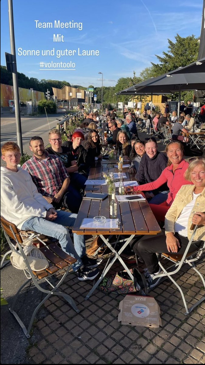 volontoolo's tweet photo. Unser Teammeeting am Mirker Bahnhof in Wuppertal. Die Sonne hat uns nicht nur zu guter Laune,sondern auch zu Guten Ideen beholfen! #volontoolo #startup #teammeeting https://t.co/LdbuVoaqaE
