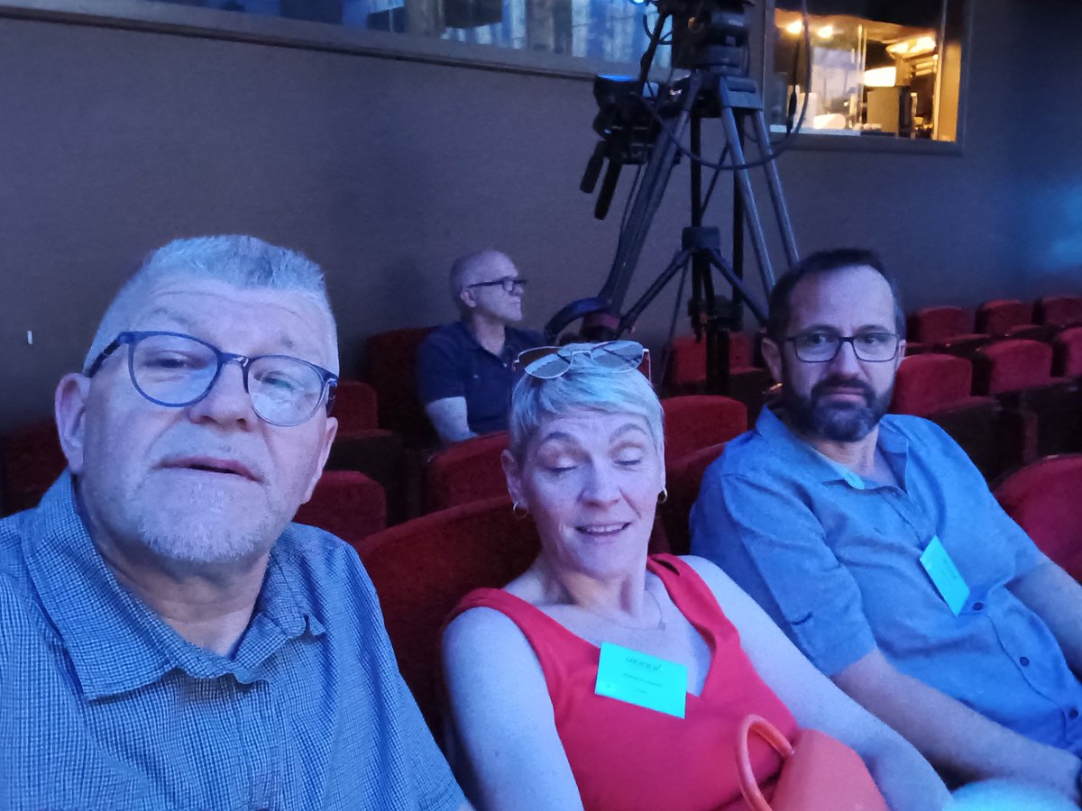 franck_fllhm's tweet photo. Aujourd'hui journée des selfies 
@AgriSkippy 
@c_eysseric 
#JorgeBoucas et les collègues de la section #SSATS ( section des salariés associés des territoires sodiaal 
@SodiaalCoop 
#FrAgTw  et recontre aussi avec @MaLuherne56 et je n'ai pas pu rencontrer @ChLambert_FNSEA présente https://t.co/qKKyzuT9uw