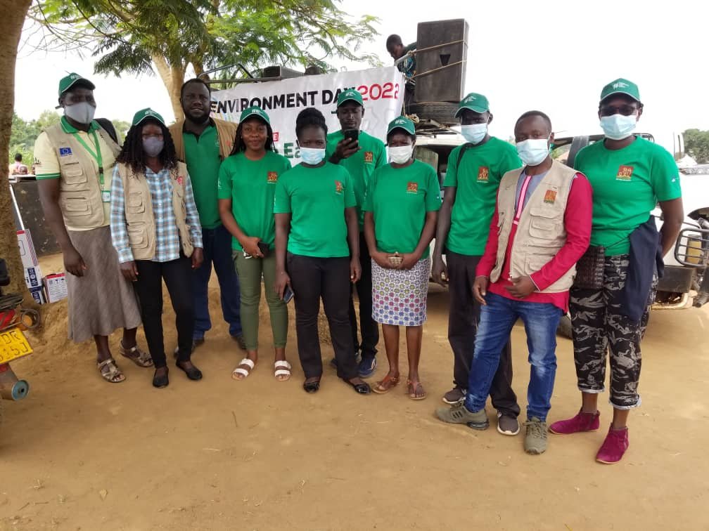 refugeelawproj's tweet photo. Yesterday we joined other partners in Kiryandongo to commemorate #WorldEnvironmentDay2022 The community was encouraged to adopt the use of energy saving stoves for efficient use of firewood. Those with land were encouraged pick seedlings from the different partners. https://t.co/ErqgtnlEim