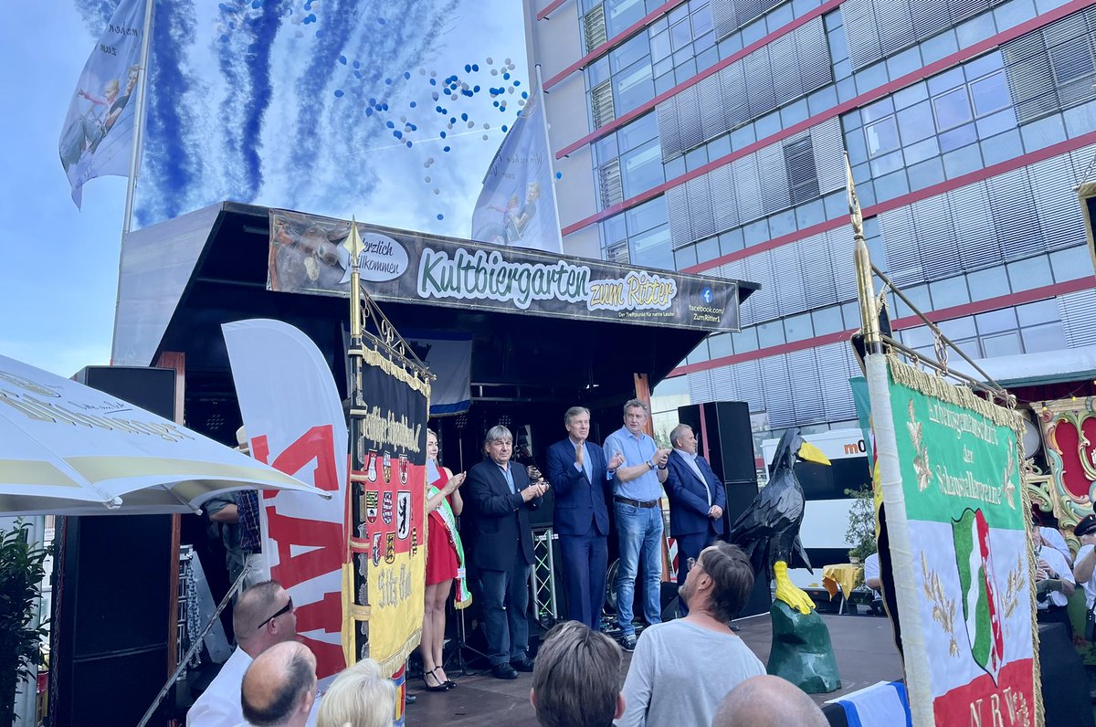 diheiAlarm's tweet photo. Das gab es auch noch nie: #Fassanstich ohne Fass. Der Gerstensaft-Behälter ist nicht rechtzeitig eingetroffen und gilt als verschollen. Eröffnet ist die 191. #Fronleichnamskirmes trotzdem. #Oberhausen #Sterkrade #Kirmes https://t.co/M25nacMJWS