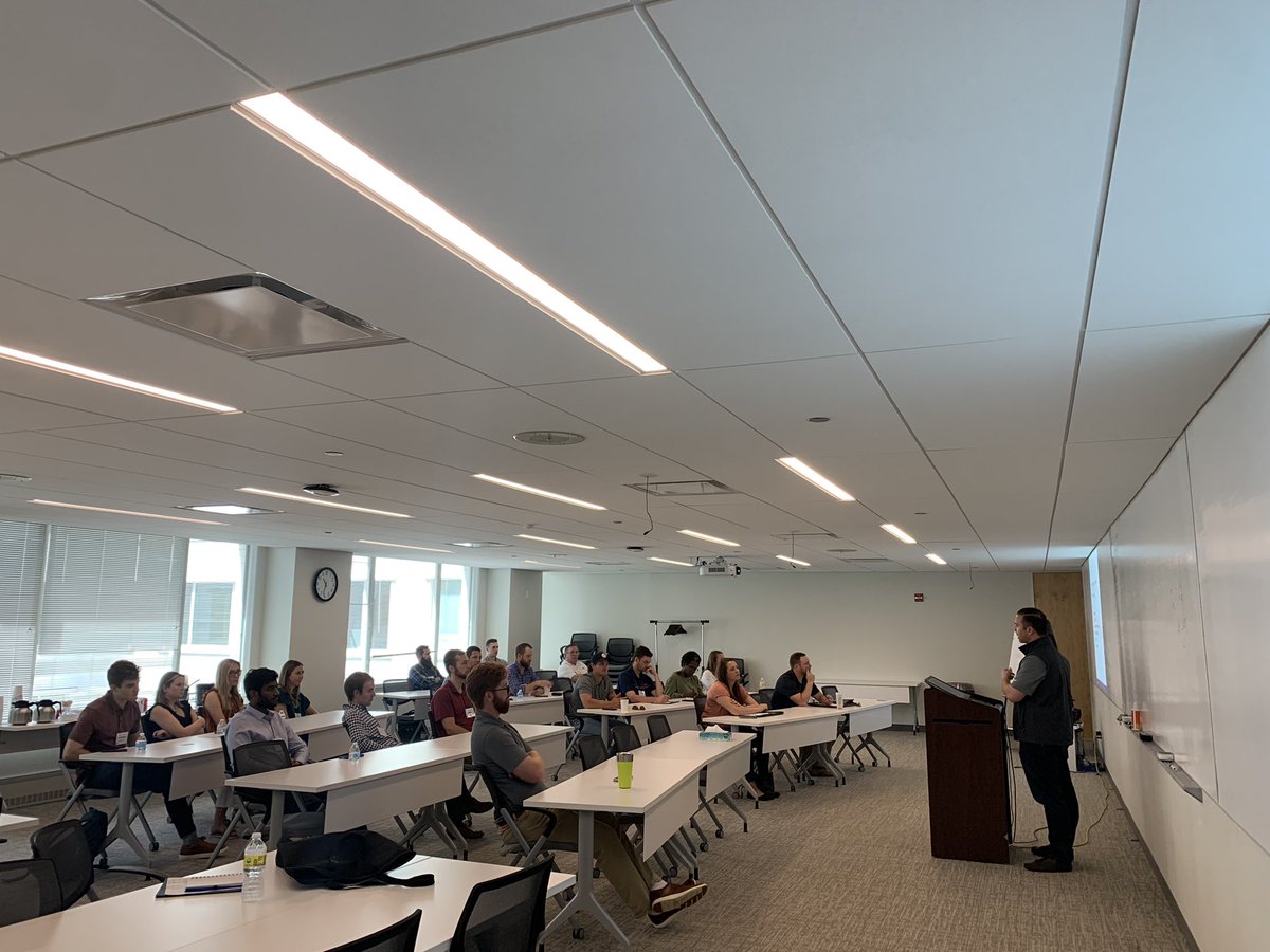 GrainAndFeed's tweet photo. #DevelopingProfessionals Stop 1: @CIHedging! Thanks for hosting us today for education on engaging with growers & some deep dish Chicago-style pizza for lunch ππ https://t.co/ucTVNc7p4B