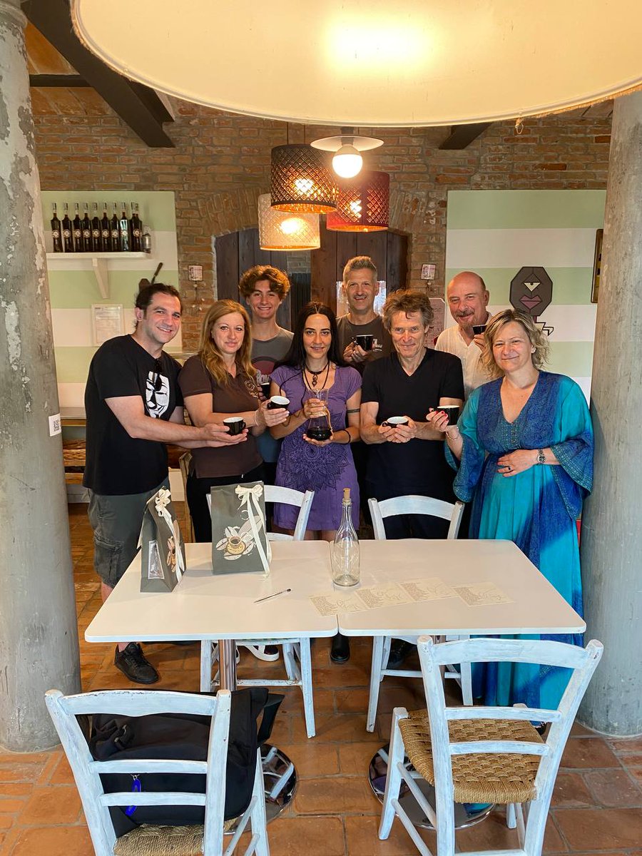 @mangiacinema_festival Mangiacinema  per noi è anche questo. Il grande piacere di ospitare e conoscere grandi artisti dello spettacolo, improvvisare un #pranzoinfamiglia❤, I nostri artisti si sono innamorati dei caffè, il #chemex in particolare. Grazie, grazie, grazie ❤️😍