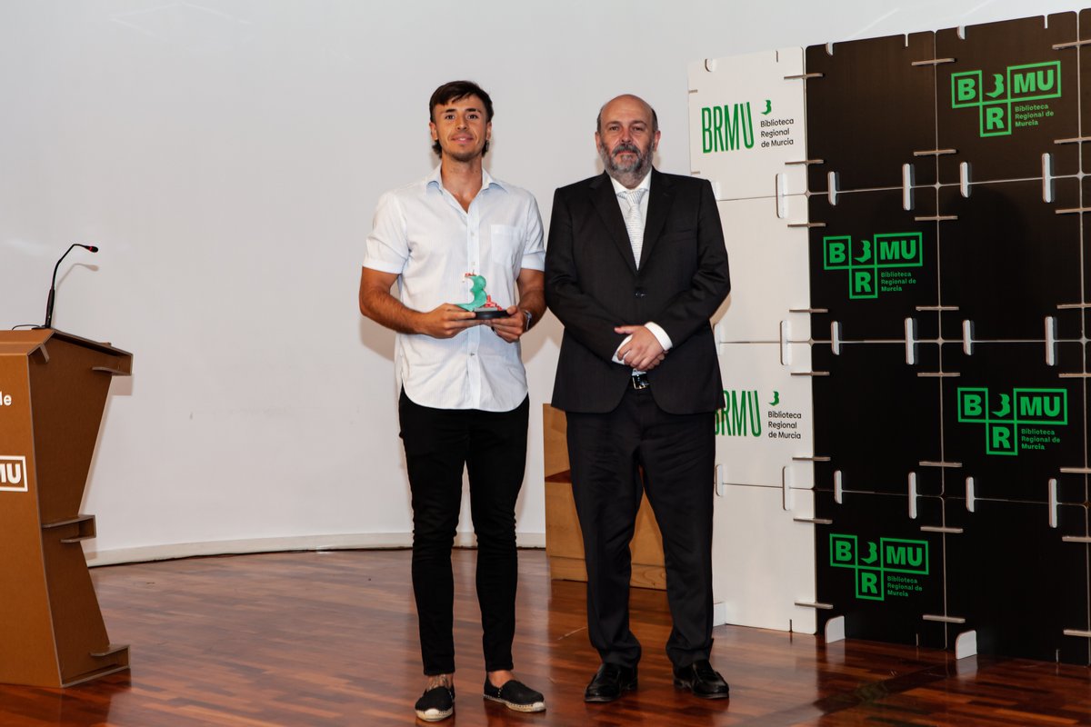 40CARM's tweet photo. Este lunes se hicieron entrega de los #reconocimientos 'Socios de honor @brmu', queriendo distinguir a aquellas personalidades e instituciones que destacan por su labor en el ámbito de las #letras y en el fomento de la #lectura 👏

#40CARM #RegióndeMurcia https://t.co/NitmBEhoeN
