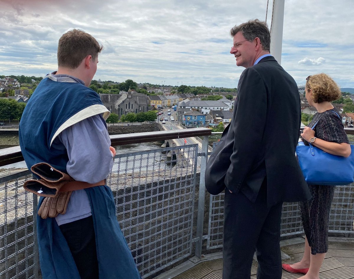 BritEmbDublin's tweet photo. Following his meeting with @LimerickCouncil, Ambassador @PJohnstonFCDO stopped at @KingJohnsCastle in Limerick 🏰

It was great to visit the historic site on the banks of the River Shannon and learn more about the entwined history and culture we share in these islands 🇬🇧🇮🇪 https://t.co/aj7cgwuml0
