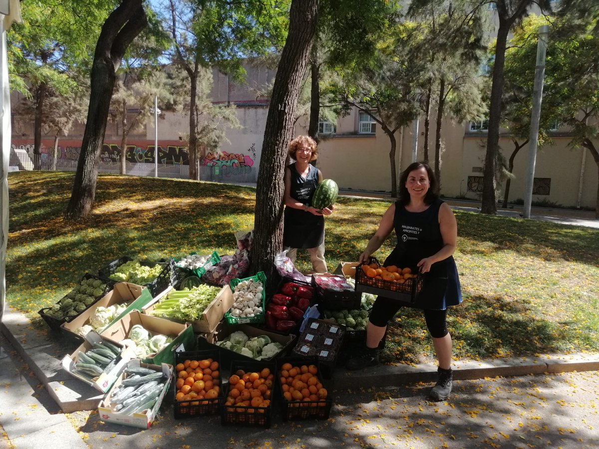 DAMES_bcn's tweet photo. Posar en valor els #ALIMENTS és el que ens té tan ocupades a les @DAMES_bcn i d'aquí que piulem poc...la #sostenibilitat comença per les #persones i ens hem adonat que malgrat la il·lusió per fer coses, no arribem a tot!! així que seguim al backstage...Fins aviat! https://t.co/lSWRCMnq9Y