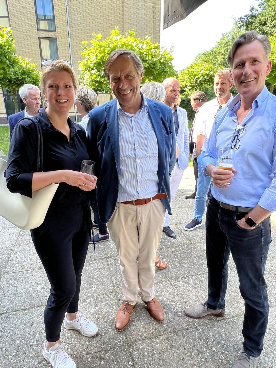 marjaruigrok's tweet photo. Op de #Haringpartij van #MeerbusinessHaarlemmermeer #netwerk #economie #lekkerweersamen #haring https://t.co/4jTufYvk84
