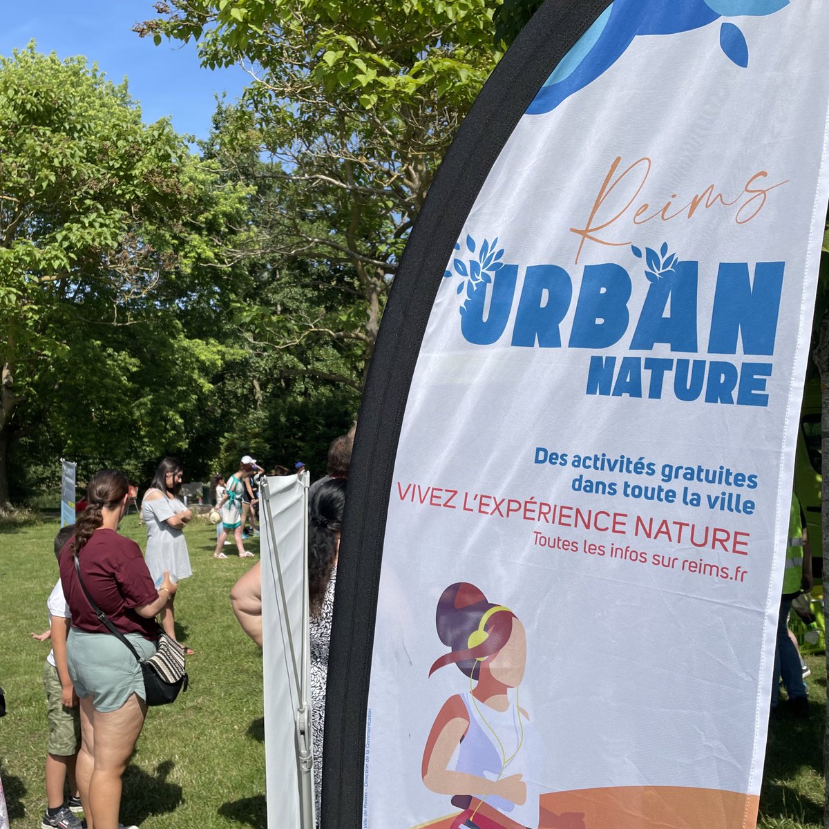 VilledeReims's tweet photo. Moment de #convivialité cet après-midi pour des jeunes #Rémois, des centres de loisirs et Maisons de quartier au goûter participatif et collectif, au parc Mendès-France à #Murigny, sur le thème du #DéveloppementDurable, qui clôture l’édition 2022 du #ReimsUrbanNature. https://t.co/gYylmH2cEA