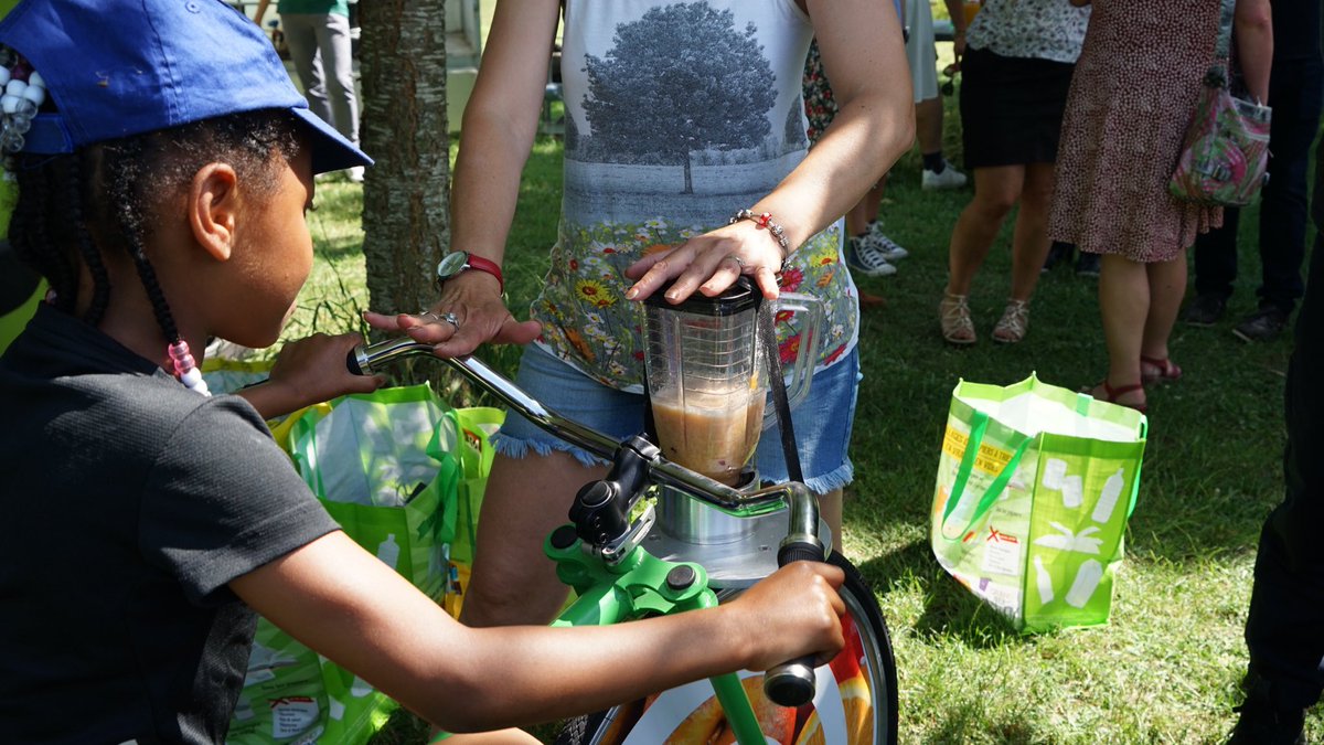 VilledeReims's tweet photo. Moment de #convivialité cet après-midi pour des jeunes #Rémois, des centres de loisirs et Maisons de quartier au goûter participatif et collectif, au parc Mendès-France à #Murigny, sur le thème du #DéveloppementDurable, qui clôture l’édition 2022 du #ReimsUrbanNature. https://t.co/gYylmH2cEA
