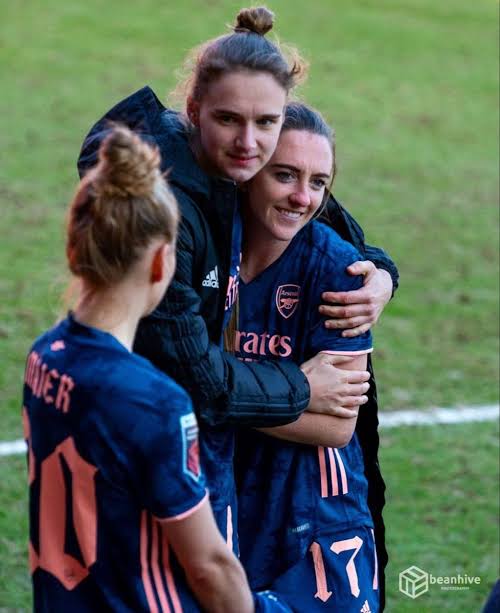 eivlisrs's tweet photo. Find someone who looks at you the way Viv looks at Lisa 😘🥰❤️‍🔥💘 https://t.co/dQn6trSRRT