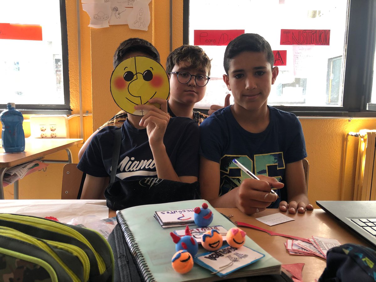 inslaserrasbd's tweet photo. Mireu! Les noies i nois de 1r ja han enllestit els jocs de taula que han creat per als seus companys i ho comparteixen amb aquest orgull! ☺️🥰Ganes de jugar-hi? #projectes #jocs https://t.co/xehEwZBWLG