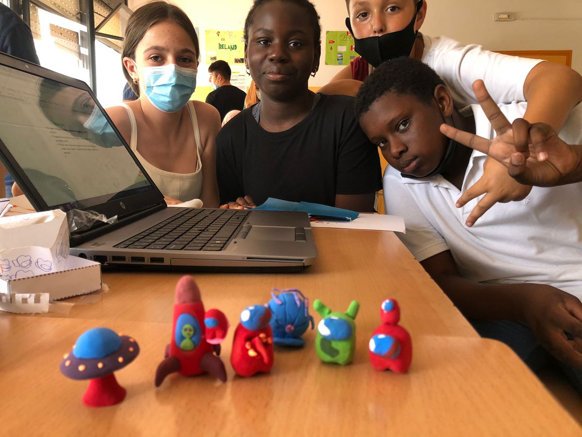 inslaserrasbd's tweet photo. Mireu! Les noies i nois de 1r ja han enllestit els jocs de taula que han creat per als seus companys i ho comparteixen amb aquest orgull! ☺️🥰Ganes de jugar-hi? #projectes #jocs https://t.co/xehEwZBWLG