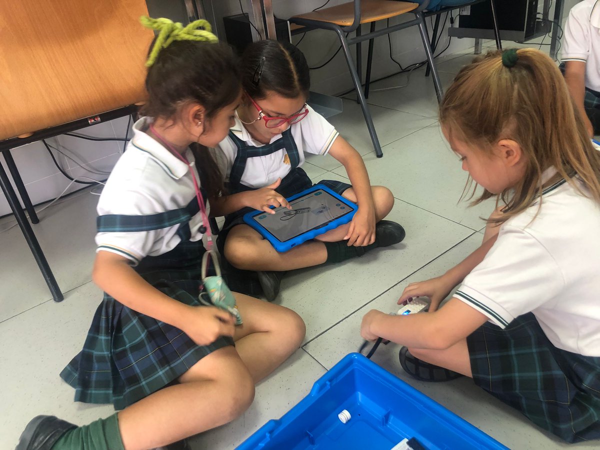 LosTilosColegio's tweet photo. Durante la actividad complementaria de Taller de matemáticas, las alumnas de 1° Primaria se han familiarizado con la robótica, actividad en la que ya se habían iniciado en Infantil. #TalentoSteam https://t.co/08Jmt4TBBz