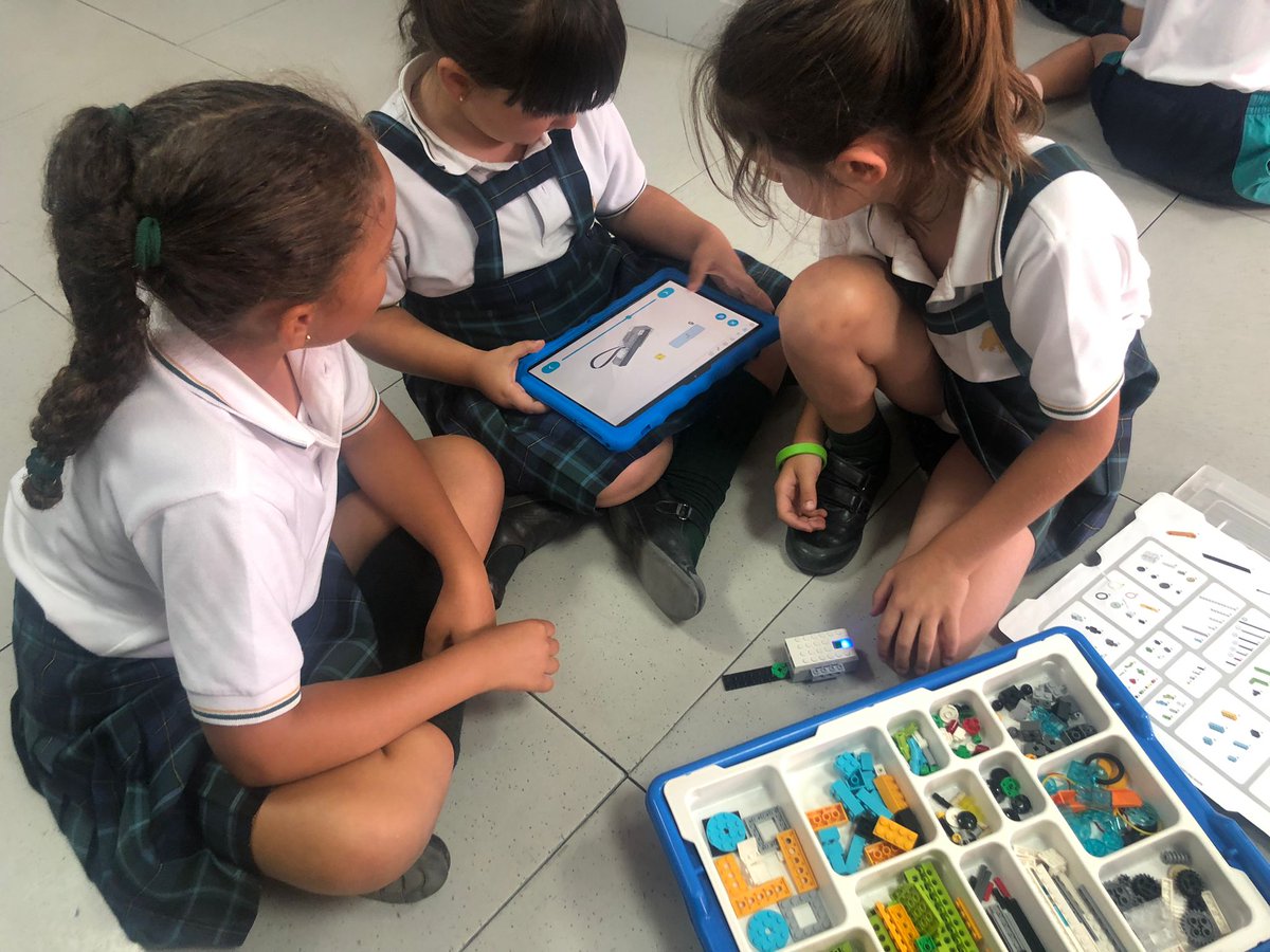 LosTilosColegio's tweet photo. Durante la actividad complementaria de Taller de matemáticas, las alumnas de 1° Primaria se han familiarizado con la robótica, actividad en la que ya se habían iniciado en Infantil. #TalentoSteam https://t.co/08Jmt4TBBz