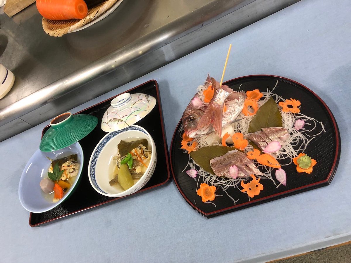 abe18997433's tweet photo. 先日　一般の方の料理教室でした。
小鯛を使って　ま��はさばき方
片身を刺身にして　姿造り
もう一方で　けんちん蒸し
御飯は　青豆を入れた茶飯に
なめこの味噌汁を付けて。

#志幡
#酒田市
#日本料理
#山居倉庫
#テイクアウト
#弁当
#山形県
#人参の飾り切り　
#食の都庄内
#庄内たび https://t.co/stzKN5RRik